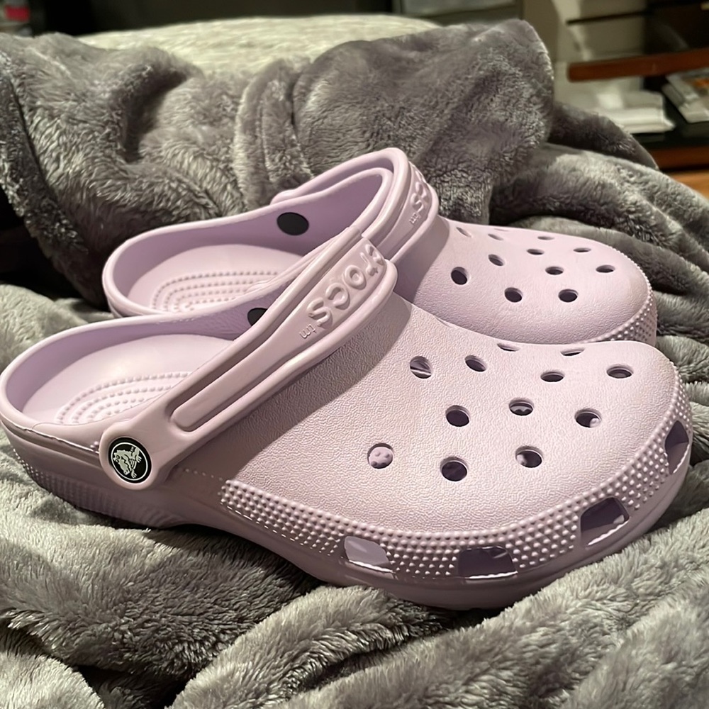 Crocs womens size 7, color- lavender
